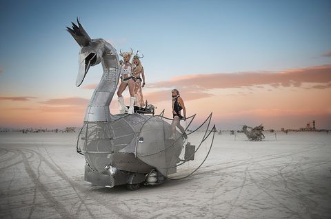 Swan - Lohengrin und zwei Schönheiten schweben auf dem Schwan herbei.