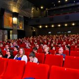 Das Zeise Kino bietet anspruchsvolle Filme aus Deutschland, Europa oder der ganzen Welt an. Regelmäßig werden die Filme in englischer, spanischer und französischer Originalsprache mit Untertiteln gezeigt.