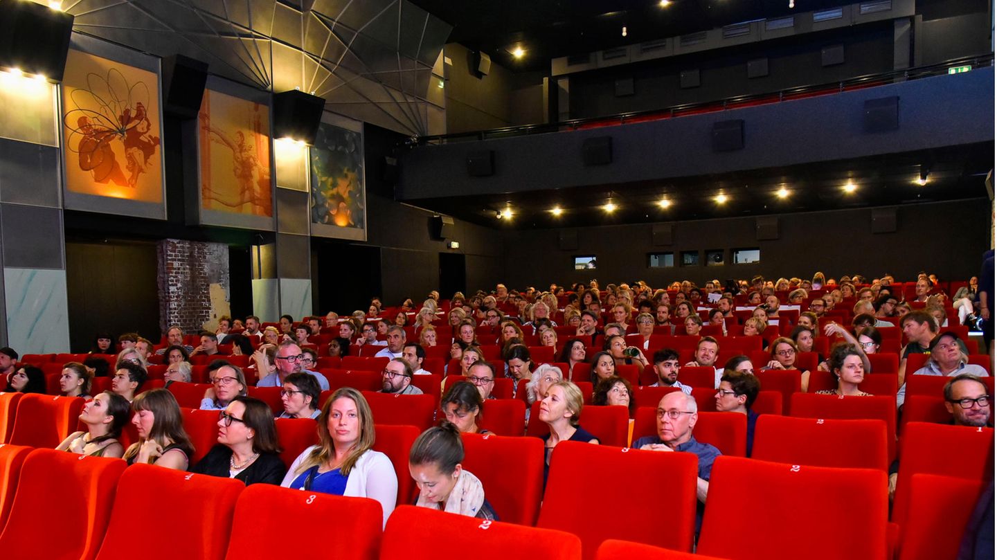 Das Zeise Kino bietet anspruchsvolle Filme aus Deutschland, Europa oder der ganzen Welt an. Regelmäßig werden die Filme in englischer, spanischer und französischer Originalsprache mit Untertiteln gezeigt.