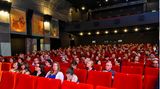 Das Zeise Kino bietet anspruchsvolle Filme aus Deutschland, Europa oder der ganzen Welt an. Regelmäßig werden die Filme in englischer, spanischer und französischer Originalsprache mit Untertiteln gezeigt.