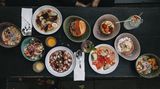 Das Kleine Phi im Karoviertel ist die perfekte Bar für Cocktails und peruanische Köstlichkeiten, wie beispielsweise Empanadas, Ceviche oder Tacos.