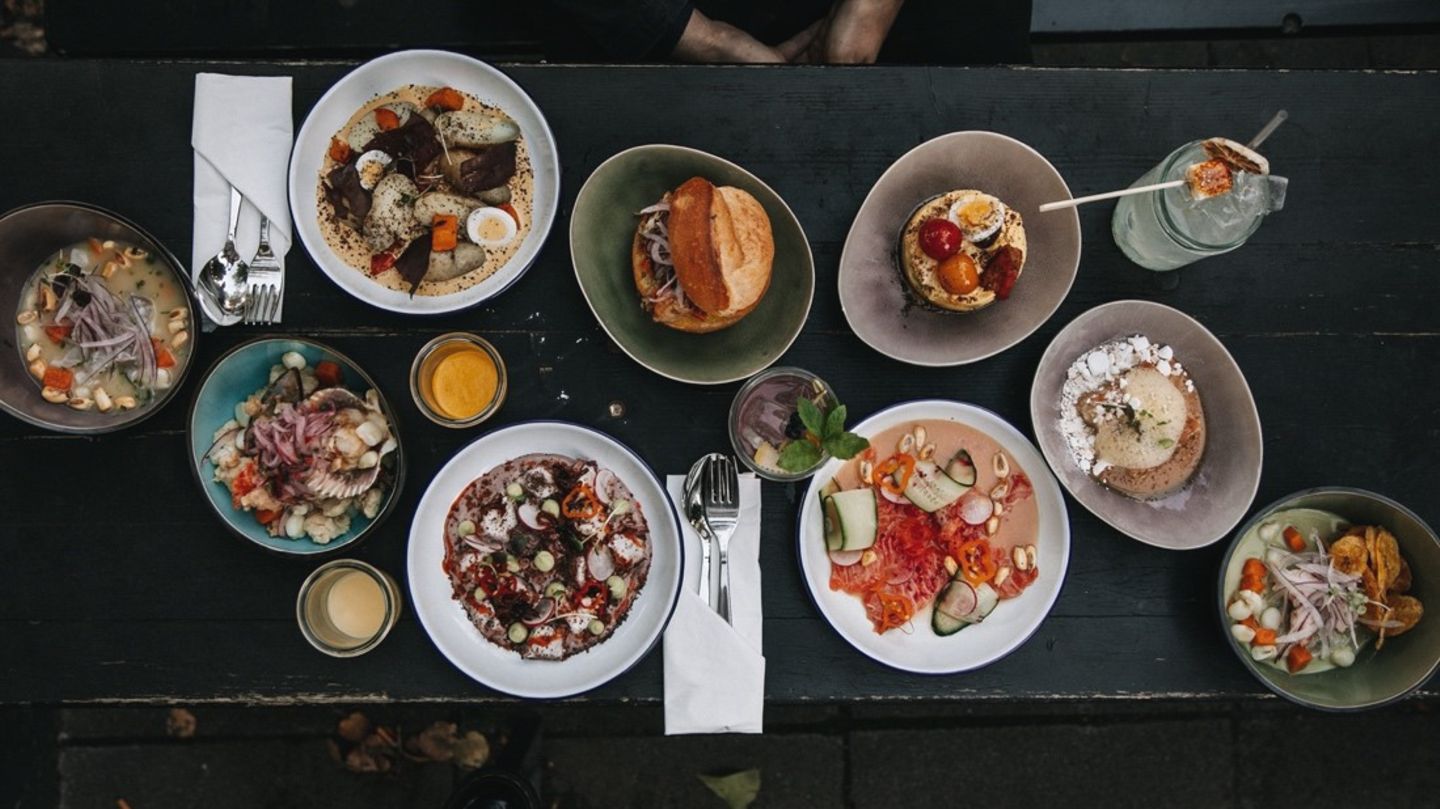 Das Kleine Phi im Karoviertel ist die perfekte Bar für Cocktails und peruanische Köstlichkeiten, wie beispielsweise Empanadas, Ceviche oder Tacos.