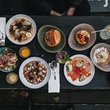 Das Kleine Phi im Karoviertel ist die perfekte Bar für Cocktails und peruanische Köstlichkeiten, wie beispielsweise Empanadas, Ceviche oder Tacos.