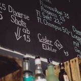 Responsible Drinking in Wohlfühlatmosphäre: Die Taugenichts Bar ist auch Ort für Auftritte von Newcomern, Stand-Up-Comedy, Ausstellung von Künstler*innen. Die Gründer schaffen einen Raum, in dem Gastronomie und Kultur verschwimmen.