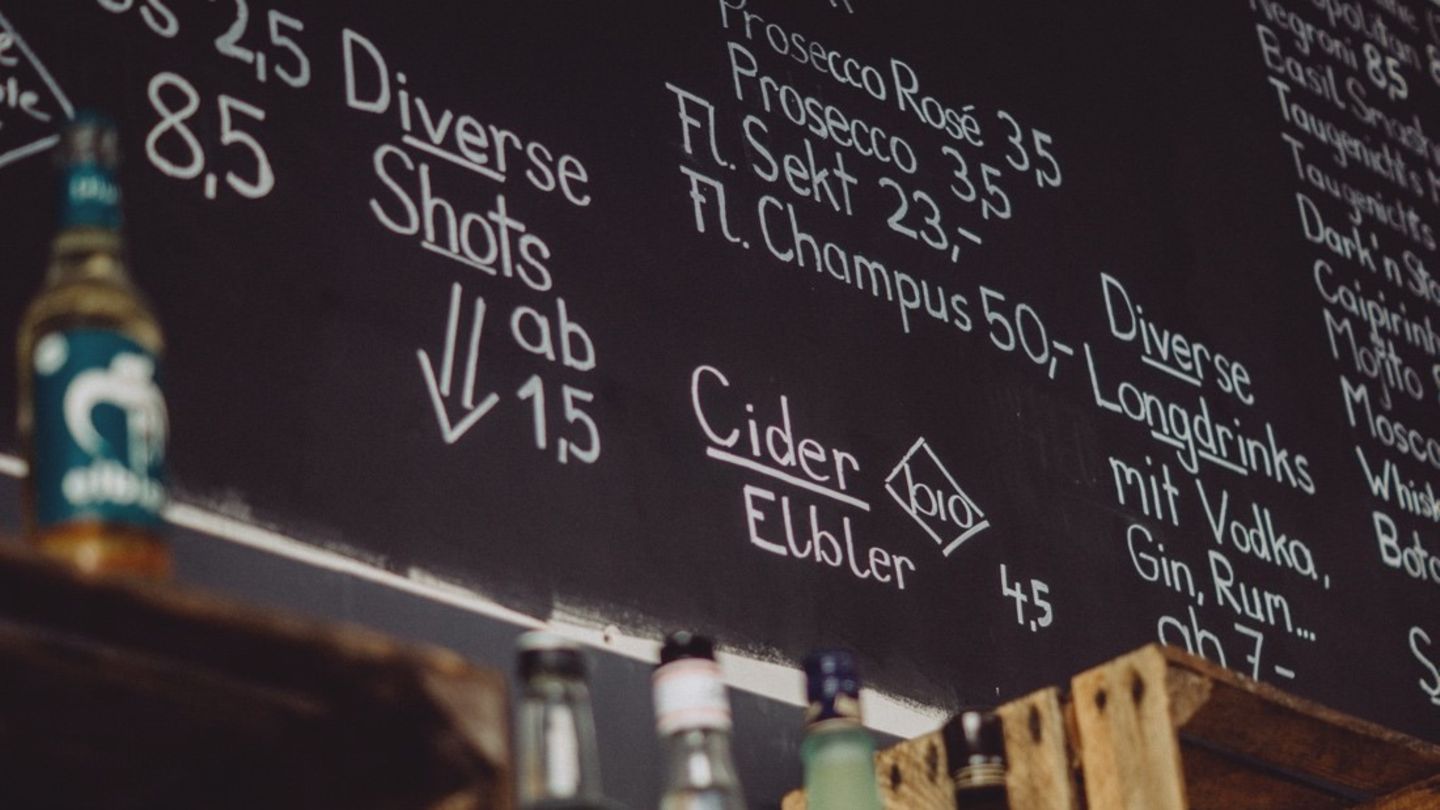 Responsible Drinking in Wohlfühlatmosphäre: Die Taugenichts Bar ist auch Ort für Auftritte von Newcomern, Stand-Up-Comedy, Ausstellung von Künstler*innen. Die Gründer schaffen einen Raum, in dem Gastronomie und Kultur verschwimmen.