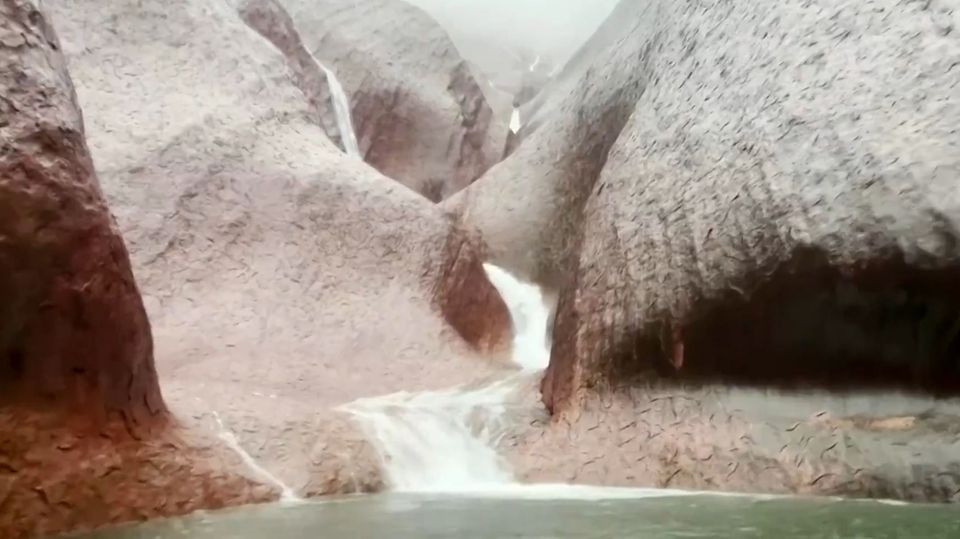 Seltenes Naturschauspiel: Regenmassen sorgen für Wasserfälle am heiligen Berg Uluru