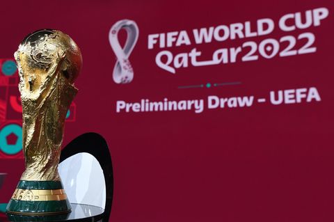 WM-Pokal bei der Auslosung der Qualifikationsgruppen der Uefa zur WM in Katar 2022