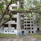 Die Menschen, die in neun Plattenbauten im Bezirk Lichtenberg einst untergebracht waren, kamen aus Angola, Kuba, Mosambik und Vietnam und arbeiteten in den VEB-Betrieben der DDR. Nach der Wende gingen die meisten zurück in die Heimat. Die verlassenen Vietnamesen-Wohnheime sollen in den kommenden Jahren abgerissen werden.