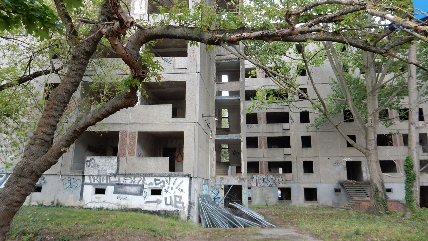 Die Menschen, die in neun Plattenbauten im Bezirk Lichtenberg einst untergebracht waren, kamen aus Angola, Kuba, Mosambik und Vietnam und arbeiteten in den VEB-Betrieben der DDR. Nach der Wende gingen die meisten zurück in die Heimat. Die verlassenen Vietnamesen-Wohnheime sollen in den kommenden Jahren abgerissen werden.