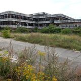 Hier waren einst die Top-Sportler und Olympiasieger der DDR zu Gast: Das Sporthotel Hohenschönhausen galt früher als ein moderner Vorzeigebau. 2007 wurde die Unterkunft endgültig geschlossen. Im Sommer 2013 kam es zu einem Großbrand, der viele Bereiche zerstörte.