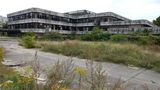 Hier waren einst die Top-Sportler und Olympiasieger der DDR zu Gast: Das Sporthotel Hohenschönhausen galt früher als ein moderner Vorzeigebau. 2007 wurde die Unterkunft endgültig geschlossen. Im Sommer 2013 kam es zu einem Großbrand, der viele Bereiche zerstörte.