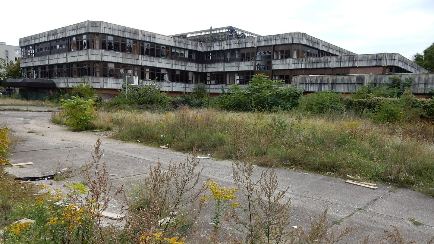 Hier waren einst die Top-Sportler und Olympiasieger der DDR zu Gast: Das Sporthotel Hohenschönhausen galt früher als ein moderner Vorzeigebau. 2007 wurde die Unterkunft endgültig geschlossen. Im Sommer 2013 kam es zu einem Großbrand, der viele Bereiche zerstörte.