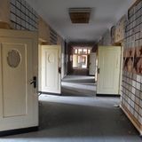Offene Türen zum Gang mit dem roten Stern an der Wand: in einem der vielen Gebäude in der "verbotenen Stadt" Wünsdorf. Die militärische Nutzung des Ortes südlich von Berlin geht bis auf die Kaiserzeit zurück. Nach dem Zweiten Weltkrieg wurde in den Kasernen die Rote Armee sesshaft, der Ort galt als streng bewachtes Sperrgebiet – bis zum Jahr 1994, als die Truppen abzogen.