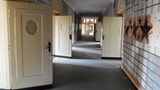 Offene Türen zum Gang mit dem roten Stern an der Wand: in einem der vielen Gebäude in der "verbotenen Stadt" Wünsdorf. Die militärische Nutzung des Ortes südlich von Berlin geht bis auf die Kaiserzeit zurück. Nach dem Zweiten Weltkrieg wurde in den Kasernen die Rote Armee sesshaft, der Ort galt als streng bewachtes Sperrgebiet – bis zum Jahr 1994, als die Truppen abzogen.