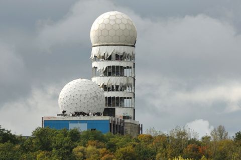 Symbol des Kalten Krieges: Auf dem Teufelsberg im Grunewald, einer künstlichen Erhebung aus 26 Millionen Kubikmetern Trümmerschutt, betrieb die National Security Agency im Westen der Stadt ihre Abhörstation. Die Amerikaner sind längst abgezogen, das Gelände ist frei zugänglich und bei Graffiti- und Streetart-Künstlern beliebt.