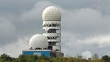 Symbol des Kalten Krieges: Auf dem Teufelsberg im Grunewald, einer künstlichen Erhebung aus 26 Millionen Kubikmetern Trümmerschutt, betrieb die National Security Agency im Westen der Stadt ihre Abhörstation. Die Amerikaner sind längst abgezogen, das Gelände ist frei zugänglich und bei Graffiti- und Streetart-Künstlern beliebt.
