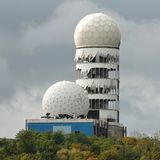 Symbol des Kalten Krieges: Auf dem Teufelsberg im Grunewald, einer künstlichen Erhebung aus 26 Millionen Kubikmetern Trümmerschutt, betrieb die National Security Agency im Westen der Stadt ihre Abhörstation. Die Amerikaner sind längst abgezogen, das Gelände ist frei zugänglich und bei Graffiti- und Streetart-Künstlern beliebt.