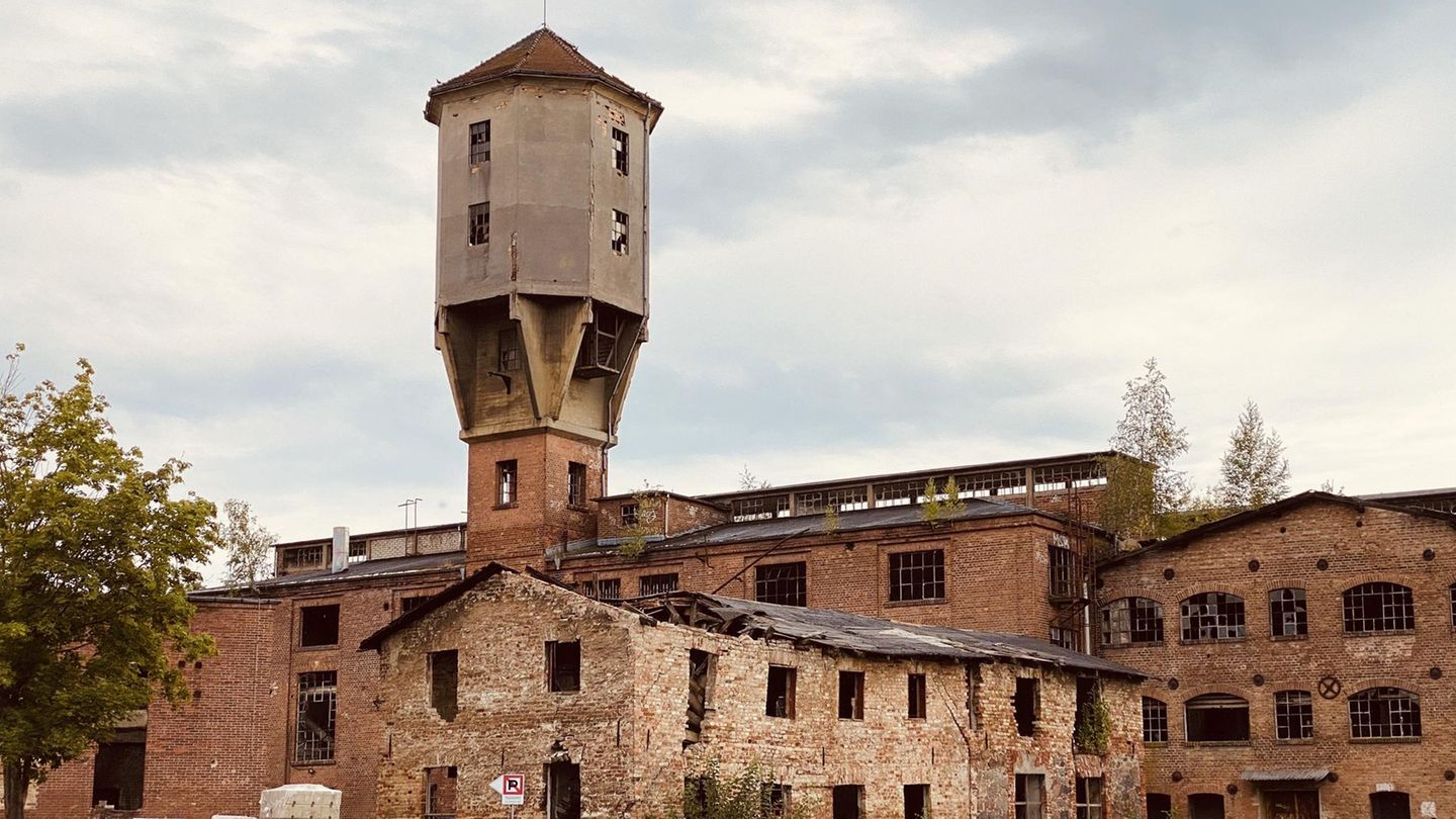 Seit Jahrzehnten verlassen liegt die Papierfabrik Wolfswinkel am Finowkanal nördlich von Berlin. Seit dem 18. Jahrhundert wurde hier Papier hergestellt. Nach der Wende ging das Unternehmen 1992 Pleite.