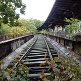 Schon seit 1980 rollt hier keine S-Bahn mehr über die Schienen. Die Zugänge zu den Bahnsteigen des S-Bahnhofes Siemensstadt sind zugemauert. Doch die "Siemensbahn" soll eine Zukunft haben: Die Berliner Verkehrsverwaltung plant, mit der Reaktivierung ab Mitte 2026 zu beginnen.
