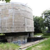 Der Schwerbelastungskörper an der General-Pape-Straße in Berlin-Tempelhof ist ein Relikt aus den Plänen der Nationalsozialisten für die Reichshauptstadt Germania. Mit dem 12.000 Tonnen schweren Betonklotz sollte erprobt werden, ob der Berliner Sandboden den geplanten Monumentalbauten überhaupt standhalten kann.