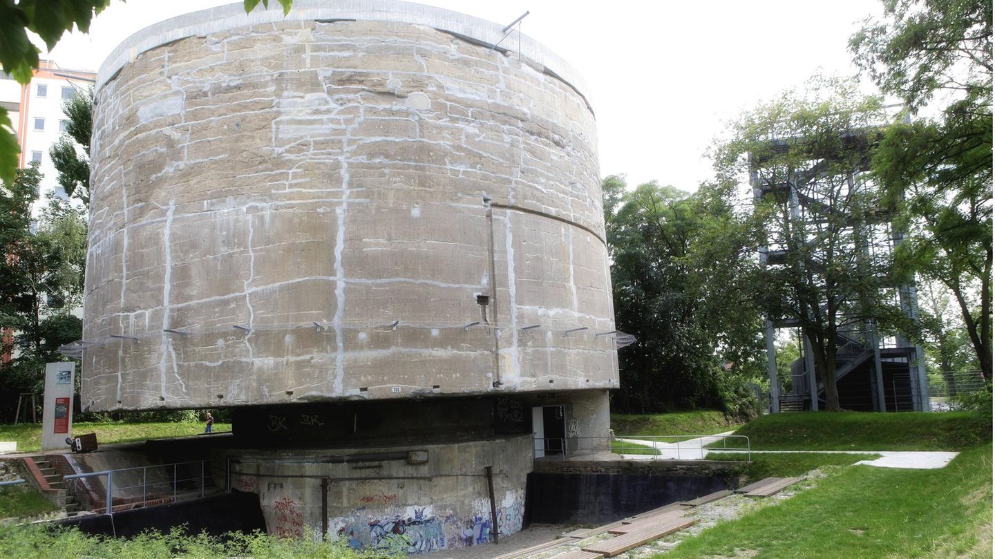 Der Schwerbelastungskörper an der General-Pape-Straße in Berlin-Tempelhof ist ein Relikt aus den Plänen der Nationalsozialisten für die Reichshauptstadt Germania. Mit dem 12.000 Tonnen schweren Betonklotz sollte erprobt werden, ob der Berliner Sandboden den geplanten Monumentalbauten überhaupt standhalten kann.