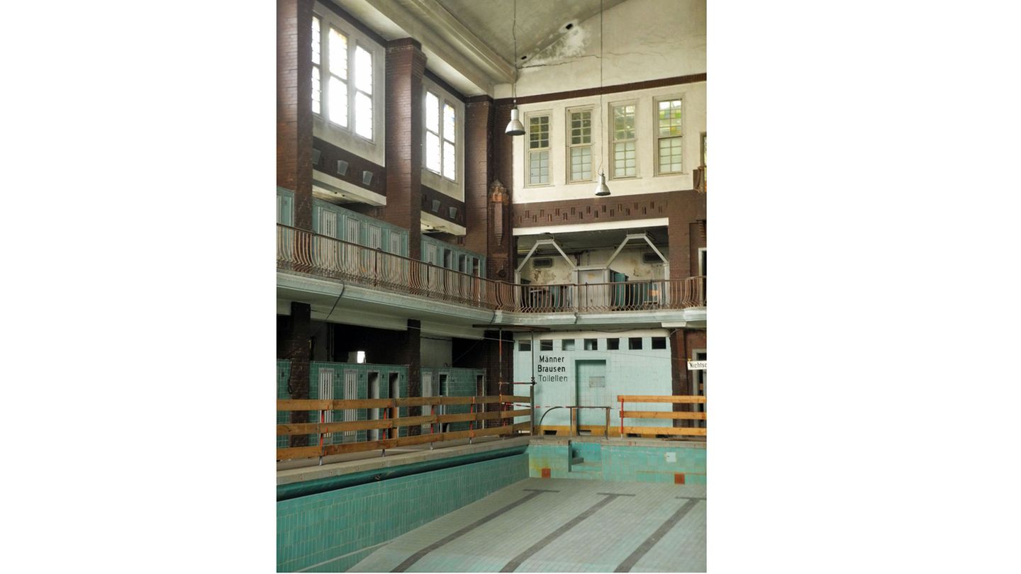 Das Lichtenberger Hubertusbad war das erste deutsche Volksbad, das nach dem Ersten Weltkrieg geplant und gebaut wurde. Die im expressionistischen Stil gehaltene Männerschwimmhalle musste wegen Bauschäden 1988 schließen, 1991 die gesamte Einrichtung.
