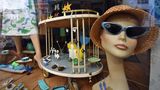 Schaufenster von Pick N Weight: Bezahlt wird unkonventionell - fast alle Second-Hand-Teile werden gewogen und per Kilopreis verkauft. Accessoires und Schuhe haben einen klassischen Fix-Preis.