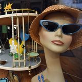 Schaufenster von Pick N Weight: Bezahlt wird unkonventionell - fast alle Second-Hand-Teile werden gewogen und per Kilopreis verkauft. Accessoires und Schuhe haben einen klassischen Fix-Preis.