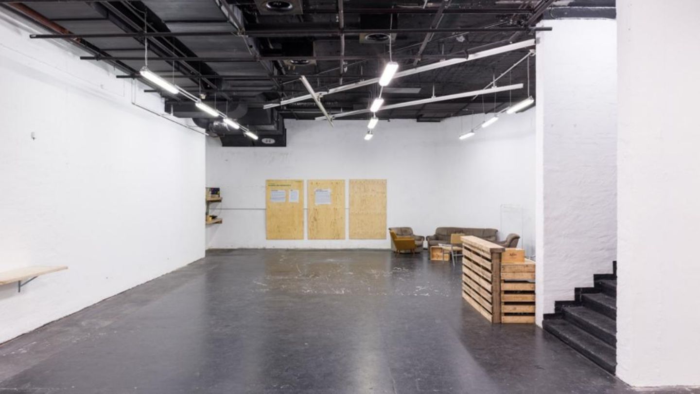 In der Bunkerhill Galerie treffen etablierte Künstler*innen auf Nachwuchstalente der Kunsthochschulen, begegnen sich Menschen aus allen Teilen der Gesellschaft zur Auseinandersetzung mit Kunst und Kultur.