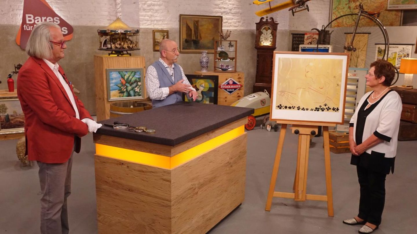 Albert Maier, Horst Lichter und Verkäuferin Ribinski stehen im Bares für Rares Studio in Pulheim