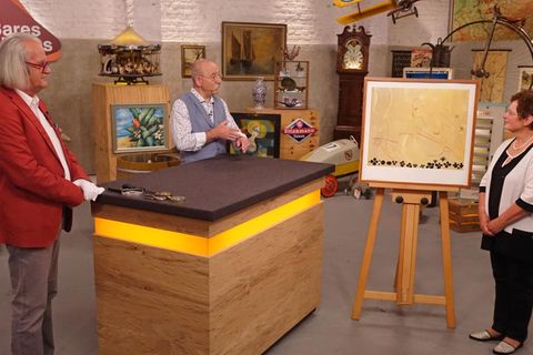 Albert Maier, Horst Lichter und Verkäuferin Ribinski stehen im Bares für Rares Studio in Pulheim