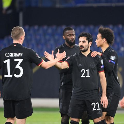 Ilkay Gündogan (M.) freut sich mit seinen Teamkollegen über sein Tor zum 3:0 gegen Island