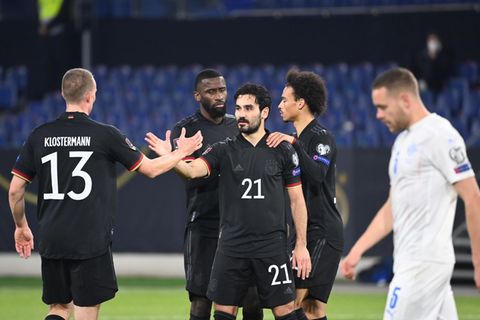 Ilkay Gündogan (M.) freut sich mit seinen Teamkollegen über sein Tor zum 3:0 gegen Island