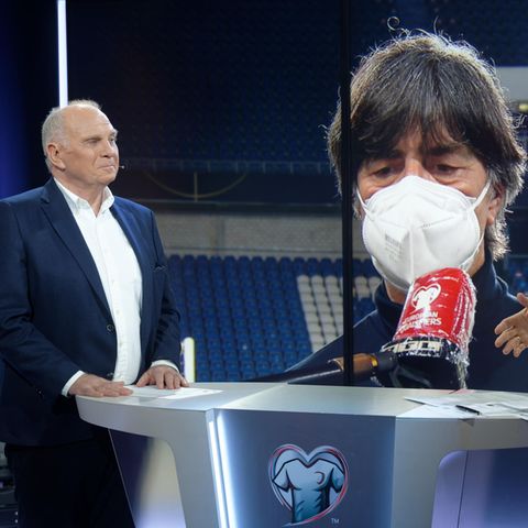 Bayern-Ehrenpräsident und Fußballexperte Uli Hoeneß und Moderator Florian König