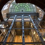 Mit den Fahrtstuhl in die Tiefe: Zu Fuß oder per Rad kann der Alte Elbtunnel ganztägig und kostenlos durchquert werden.