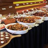 Das Chakra Café lädt jeden Sonntag bis weit in den Nachmittag hinein zu seinem leckeren Brunch ein. Euch erwartet eine ganze Tafel voll mit anatolisch Köstlichkeiten