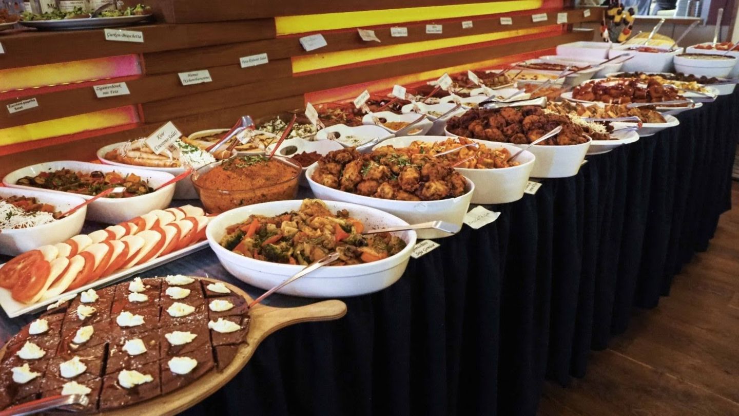 Das Chakra Café lädt jeden Sonntag bis weit in den Nachmittag hinein zu seinem leckeren Brunch ein. Euch erwartet eine ganze Tafel voll mit anatolisch Köstlichkeiten