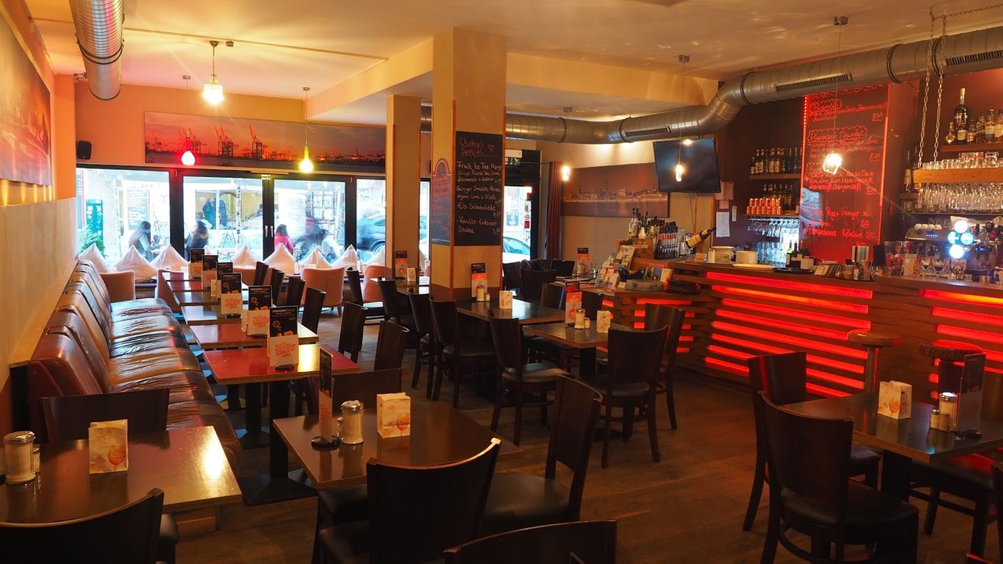 Das Chakra Café st durch seine Panoramafenster und der gemütlichen Inneneinrichtung eine Wohlfühloase. Neben dem beliebten Sonntagsbrunch gibt es auch unter der Woche leckeres Frühstück sowie zur Mittags- und Abendzeit einzigartige Gerichte und Drinks.
