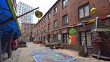 Das Kulturzentrum Fabrique ist das Herzstück des Gängeviertels und steht für Kultur, Soziales und Politik. Es finden regelmäßig Workshops, Ausstellungen und Lesungen statt - gute Gründe, dem Ort mitten in der Stadt mal einen Besuch abzustatten.