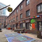 Das Kulturzentrum Fabrique ist das Herzstück des Gängeviertels und steht für Kultur, Soziales und Politik. Es finden regelmäßig Workshops, Ausstellungen und Lesungen statt - gute Gründe, dem Ort mitten in der Stadt mal einen Besuch abzustatten.