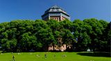 Sommer-Feeling im Schanzenpark. Beim Schrødingers können elektronische Beats, Open-Air-Konzerte, wärmende Sonnenstrahlen und leckere Drinks im Garten des Kulturhauses genossen werden.