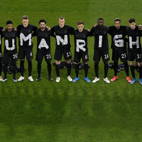 "Menschrechte" lautete die schlichte Mahnung der Nationalelf in Richtung Katar