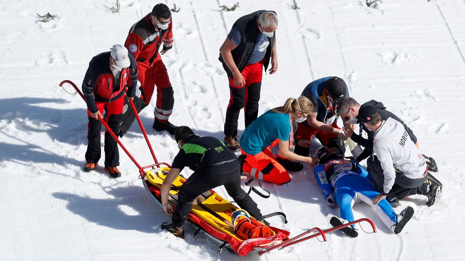 Sanitäter kümmern sich um Daniel Andre Tande aus Norwegen