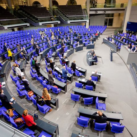Abgeordnete bei einer Abstimmung im Bundestag
