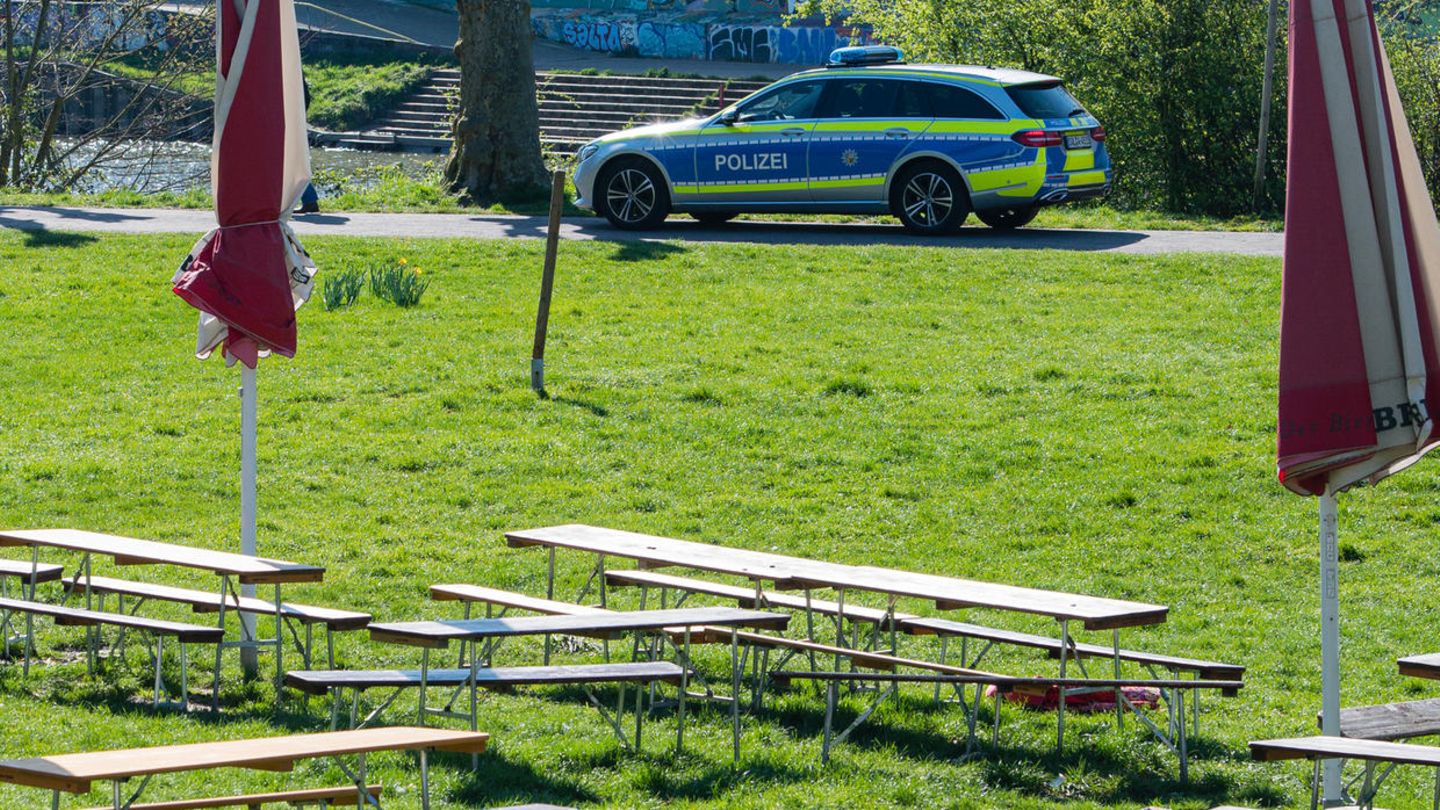 Ein Wagen der Polizei fährt am Staden, einem bei Saarbrückern beliebten Grünstreifen am Saarufer, Streife