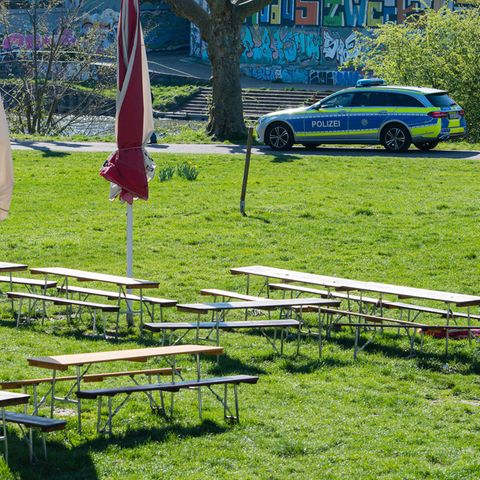 Ein Wagen der Polizei fährt am Staden, einem bei Saarbrückern beliebten Grünstreifen am Saarufer, Streife