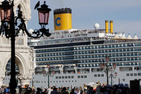 Venedig verbannt Kreuzfahrtschiffe in Industriehafen Ein Kreuzfahrtschiff, vom Markusplatz in Venedig aus gesehen