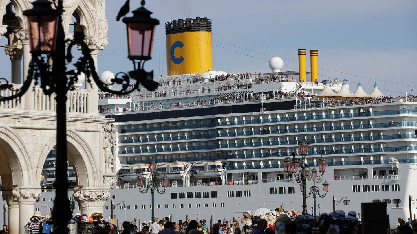 Ein Kreuzfahrtschiff, vom Markusplatz in Venedig aus gesehen