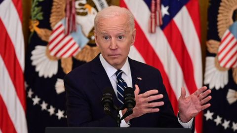 Joe Biden vor US-Flaggen während seiner erstem großen Pk seit seinem Amtsantritt