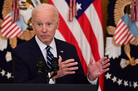 Joe Biden vor US-Flaggen während seiner erstem großen Pk seit seinem Amtsantritt